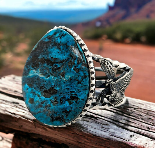 Kingman turquoise cabochon is encircled by hand-sculpted bezels, showcasing a captivating collage of blues
